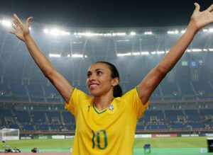 Marta, camisa 10 da seleção brasileira de braços abertos