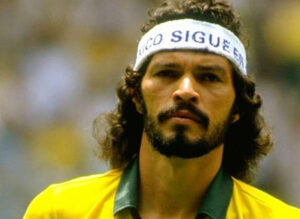Doutor Sócrates vestindo a camisa da seleção brasileira